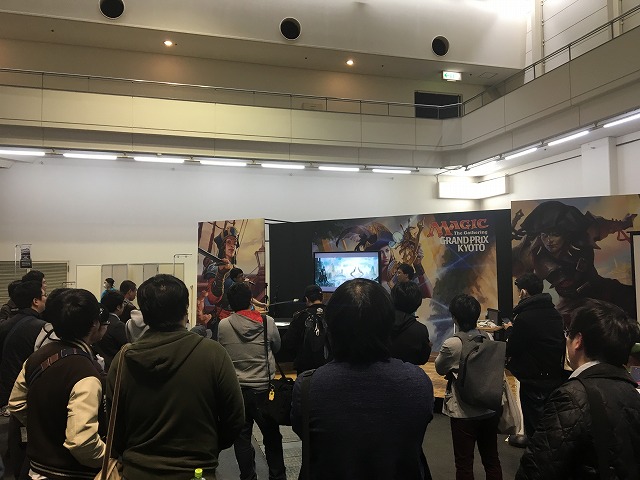 聞きほれるお客さん.jpg